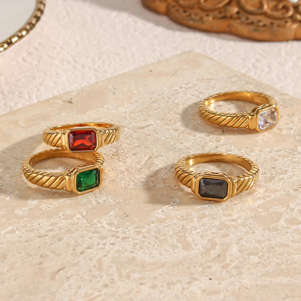 Anillo Clásico con Circonitas