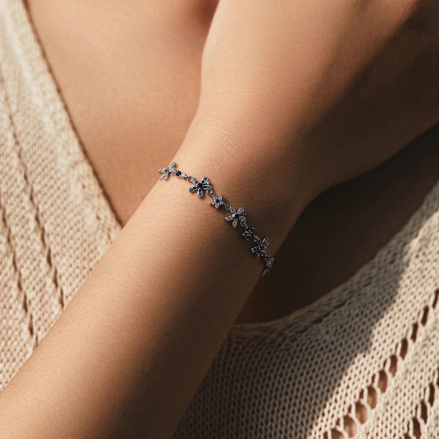 Pulseras de Mujer, Pulseras de Oro para Mujer, Pulseras de Plata para Mujer, Pulseras Elegantes Mujer, Pulseras Finas para Mujer, Pulseras de Moda Mujer, Pulseras con Dijes, Pulseras de Piedras Naturales, Pulseras Personalizadas Mujer, Pulseras de Acero Inoxidable Mujer