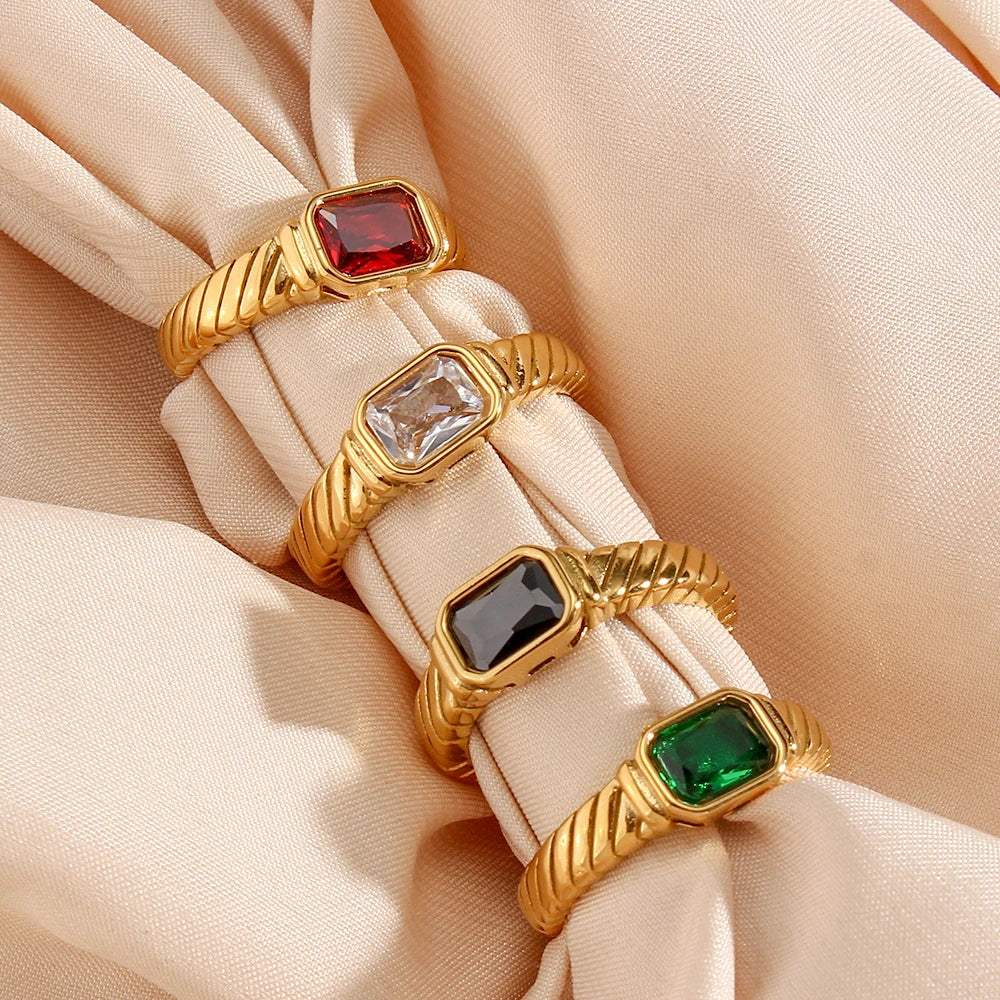 Anillo Clásico con Circonitas